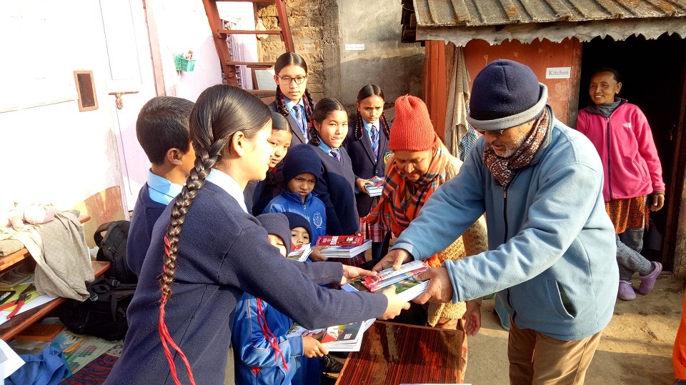 कमला पुस्तकालयबाट बालबालिकाहरुलाइ स्टेशनरी वितरण