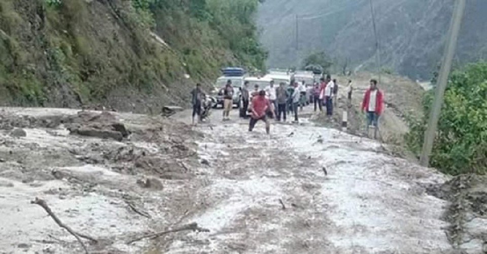 पहिरोका कारण सिन्धुलीको मध्यपहाडी लोकमार्ग अ’वरुद्ध