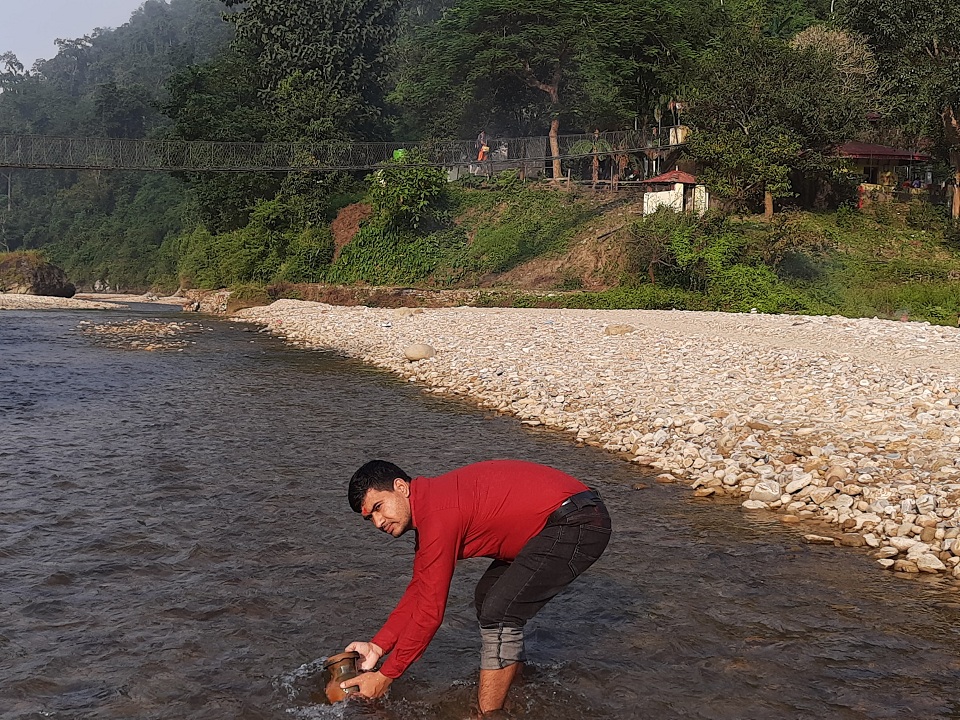 रानीपोखरीमा मिसाउन सिन्धुलीबाट एक घैला पानी पठाईयो