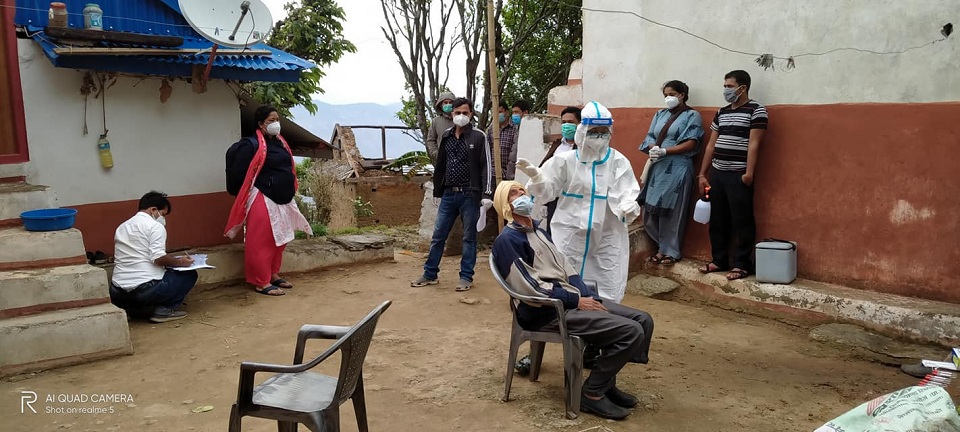 स्वाब संकलन गर्न विरामीको घरमै पुगिन् शुनकोशी गाउँपालिका अध्यक्ष दिपा