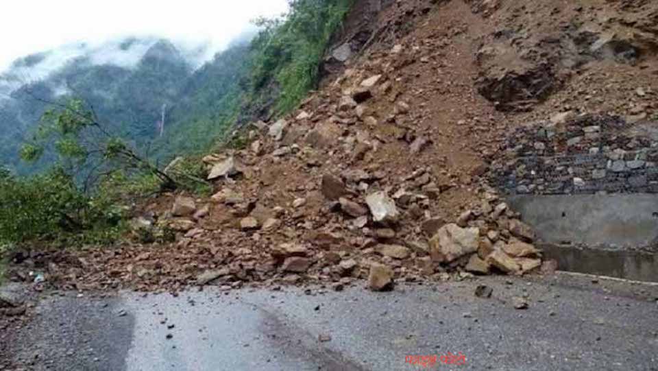 सिन्धुली स्थित दुई राजमार्ग अवरुद्ध