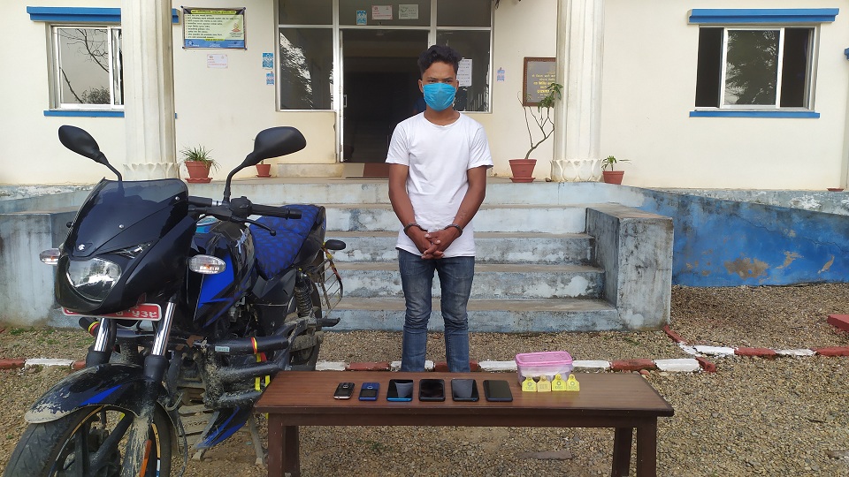 सिन्धुलीमा चोरीको मोटरसाईकल र  मोबाइल सहित एक जना पक्राउ