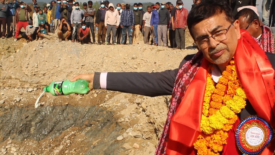 एक वोतल  निगार  सगुन चढाएर मुख्यमन्त्रिद्वारा सिन्धुलीमा पुलको शिलान्यास