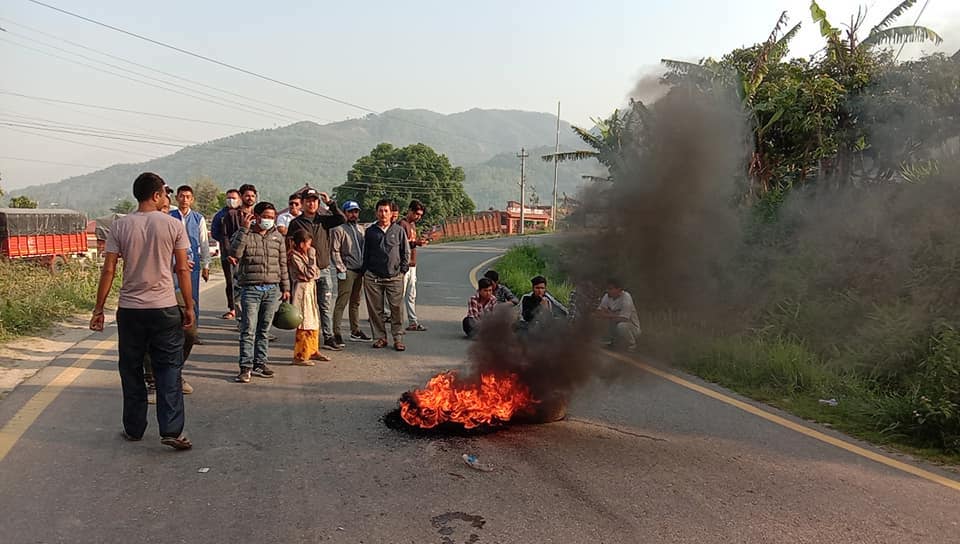 विपी राजमार्गमा अवरोध, ठेकेदार कम्पनिका प्रमुख प्रहरीको नियन्त्रणमा