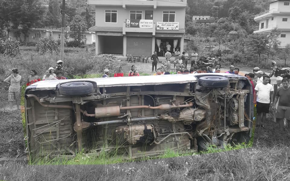 सिन्धुलीमा हायस र मोटरसाइकल ठोक्किदा एकजना गम्भिर घाइते