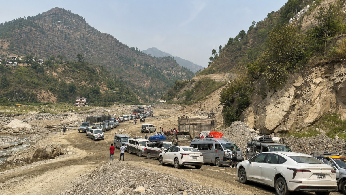 बाढीपहिरोले  छ मुख्य राजमार्ग अवरुद्ध